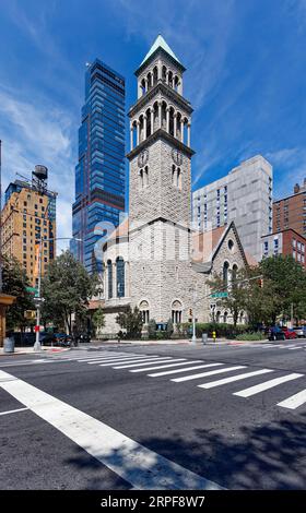 Upper West Side: St. Michaels Bischofskirche, Pfarrhaus und Pfarrhaus sind Wahrzeichen von NYC; die Kirche wurde 1891 fertiggestellt. Stockfoto