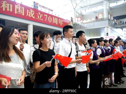 (190917) -- SHANGHAI, 17. September 2019 -- Passagiere und Mitarbeiter des Bahnhofs Shanghai Hongqiao nehmen an einem Flashmob im ostchinesischen Shanghai, 17. September 2019, Teil. Die Teilnehmer chorten patriotische Lieder während des Flashmobs, um den 70. Jahrestag der Gründung der Volksrepublik China zu feiern. CHINA-SHANGHAI-FLASH MOB-CHORUS (CN) CHENXFEI PUBLICATIONXNOTXINXCHN Stockfoto