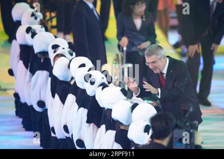 (190917) -- PEKING, 17. September 2019 -- Präsident des Internationalen Olympischen Komitees (IOC) Thomas Bach (R) spricht mit jungen Schauspielern während der 2022 in Peking stattfindenden Eröffnungszeremonie der Olympischen Winterspiele und der Paralympischen Spiele in Peking, Hauptstadt Chinas, 17. September 2019. ) (SP)CHINA-BEIJING-2022 WINTER OLYMPISCHE UND PARALYMPISCHE SPIELE-MASKOTTCHEN-START (CN) LIXMING PUBLICATIONXNOTXINXCHN Stockfoto
