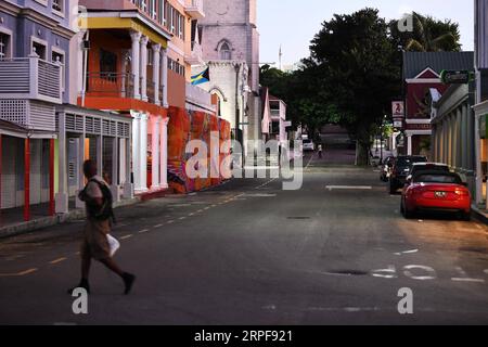 (190917) -- NASSAU, 17. September 2019 -- Ein Mann geht über die Straße, Tage nachdem Hurrikan Dorian Nassau, Hauptstadt der Bahamas, am 16. September 2019 gefegt hat. Hurrikan Dorian, ein Sturm der Kategorie 5, machte am 1. September einen Landfall auf Elbow Cay auf den Abaco-Inseln auf den Bahamas. Laut Medienberichten steht die Liste der Vermissten infolge des Hurrikans Dorian auf alarmierende 1.300 Menschen und die Zahl der Toten auf 50. ) BAHAMAS-NASSAU-HURRIKAN DORIAN XinxYuewei PUBLICATIONxNOTxINxCHN Stockfoto