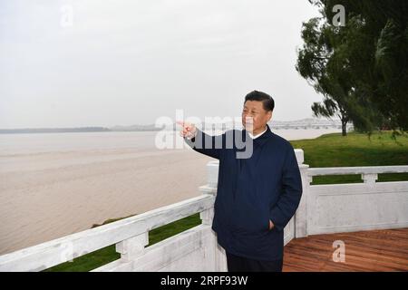 (190917) -- ZHENGZHOU, 17. September 2019 -- der chinesische Präsident Xi Jinping, ebenfalls Generalsekretär des Zentralkomitees der Kommunistischen Partei Chinas und Vorsitzender der Zentralen Militärkommission, inspiziert den ökologischen Schutz des Gelben Flusses in einem nationalen Geopark während seiner Tour in Zhengzhou, der zentralchinesischen Provinz Henan, am 17. September 2019. ) CHINA-HENAN-ZHENGZHOU-XI JINPING-INSPECTION (CN) XIEXHUANCHI PUBLICATIONXNOTXINXCHN Stockfoto