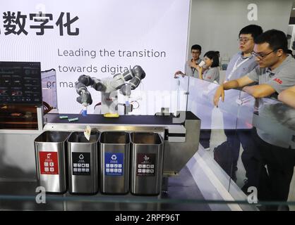 (190917) -- SHANGHAI, 17. September 2019 -- Besucher sehen einen Müllsortierroboter während der China International Industry Fair 2019 im ostchinesischen Shanghai, 17. September 2019. Die Messe findet vom 17. Bis 21. September mit über 2.600 Ausstellern aus 27 Ländern und Regionen statt. ) CHINA-SHANGHAI-CIIF-OPENING (CN) FangxZhe PUBLICATIONxNOTxINxCHN Stockfoto