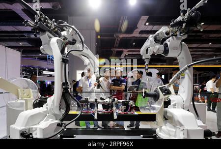 (190917) -- SHANGHAI, 17. September 2019 -- Besucher sehen Schweißroboter während der China International Industry Fair 2019 im ostchinesischen Shanghai, 17. September 2019. Die Messe findet vom 17. Bis 21. September mit über 2.600 Ausstellern aus 27 Ländern und Regionen statt. ) CHINA-SHANGHAI-CIIF-OPENING (CN) FangxZhe PUBLICATIONxNOTxINxCHN Stockfoto