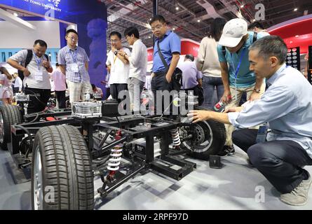 (190917) -- SHANGHAI, 17. September 2019 -- Besucher sehen das Chassis eines Elektrofahrzeugs während der China International Industry Fair 2019 im ostchinesischen Shanghai, 17. September 2019. Die Messe findet vom 17. Bis 21. September mit über 2.600 Ausstellern aus 27 Ländern und Regionen statt. ) CHINA-SHANGHAI-CIIF-OPENING (CN) FangxZhe PUBLICATIONxNOTxINxCHN Stockfoto