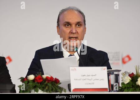 (190917) -- TUNIS, 17. September 2019 (Xinhua) -- Nabil Baffoun, Präsident der Unabhängigen Hohen Behörde für Wahlen (ISIE), spricht auf einer Pressekonferenz über die tunesischen Präsidentschaftswahlen am 17. September 2019 in Tunis, Tunesien. Der unabhängige Präsidentschaftskandidat Kais Saied und Parteivorsitzende der Partei „Herz Tunesiens“, Nabil Karoui, werden nach offiziellen Ergebnissen, die am Dienstag veröffentlicht wurden, in die zweite Runde der tunesischen Präsidentschaftswahlen vorrücken. (Foto: Adele Ezzine/Xinhua) TUNESIEN-TUNIS-PRÄSIDENTSCHAFTSWAHL-ZWEITE RUNDE PUBLICATIONxNOTxINxCHN Stockfoto