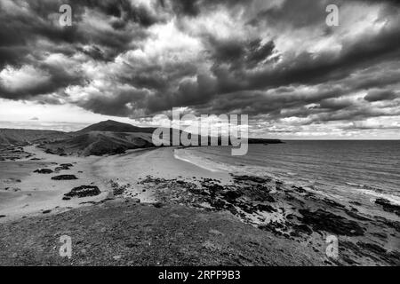 Kanarische Inseln, Lanzarote, Papagayo Strand: Papagayo Strand in schwarz-weiß Stockfoto