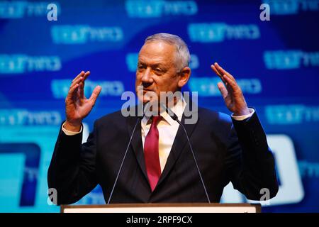 190918 -- TEL AVIV, 18. September 2019 -- der Vorsitzende der Blauen und Weißen Partei Benny Gantz hält eine Rede während einer Kundgebung mit Unterstützern in Tel Aviv, Israel, 17. September 2019. Der Hauptherausforderer des israelischen Premierministers Benjamin Netanyahu, Benny Gantz, sagte am Mittwochmorgen, dass es zu früh sei, einen Sieg bei den Parlamentswahlen zu verkünden, und forderte eine Einheitsregierung. Erste Ausstiegsumfragen, die von Israels drei wichtigsten Fernsehsendern veröffentlicht wurden, zeigten, dass Gantz's Mitte Blue and White Party bei der Abstimmung am Dienstag eine leichte Vorreiterrolle gegenüber Netanjahus rechter Likud-Partei hatte, was Netanjahus Chancen auf den Gewinn von A schadet Stockfoto