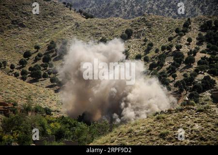 (190918) -- PEKING, 18. September 2019 -- Foto vom 16. September 2019 zeigt Rauch, der aus einem Munitionsdepot während einer Militäroperation gegen den Islamischen Staat (IS) im Bezirk Achin in der östlichen Provinz Nangarhar in Afghanistan steigt. (Foto von /XINHUA) XINHUA FOTOS DES TAGES SaifurahmanxSafi PUBLICATIONxNOTxINxCHN Stockfoto