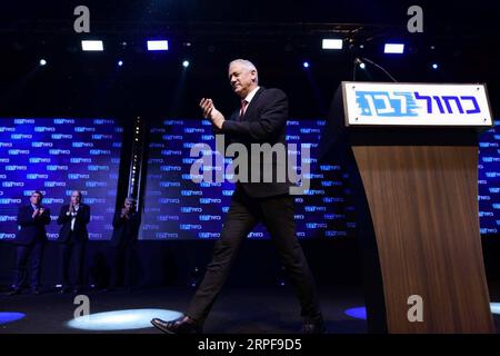 (190918) -- TEL AVIV, 18. September 2019 -- die Blaue und Weiße Parteiführerin Benny Gantz reagiert auf eine Kundgebung mit Unterstützern in Tel Aviv, Israel, 17. September 2019. Der Hauptherausforderer des israelischen Premierministers Benjamin Netanyahu, Benny Gantz, sagte am Mittwochmorgen, dass es zu früh sei, einen Sieg bei den Parlamentswahlen zu verkünden, und forderte eine Einheitsregierung. Erste Ausstiegsumfragen, die von Israels drei wichtigsten Fernsehsendern veröffentlicht wurden, zeigten, dass Gantz's Mitte-Partei Blue and White bei der Abstimmung am Dienstag eine leichte Vorreiterrolle gegenüber Netanjahus rechter Likud-Partei hatte, was Netanjahus Chancen auf einen recor schadet Stockfoto