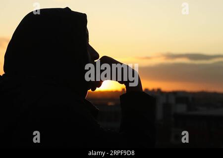 (190918) -- PEKING, 18. September 2019 -- Ein Tourist beobachtet die Landschaft in Brüssel, Belgien, am 17. September 2019. ) XINHUA FOTOS DES TAGES ZhengxHuansong PUBLICATIONxNOTxINxCHN Stockfoto