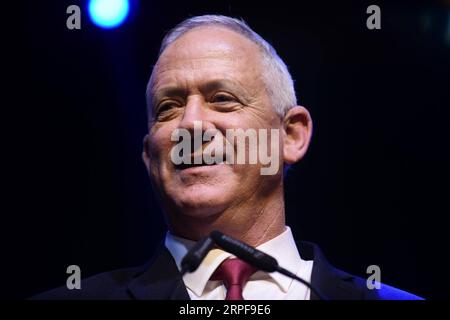 190918 -- TEL AVIV, 18. September 2019 -- der Vorsitzende der Blauen und Weißen Partei Benny Gantz reagiert auf eine Kundgebung mit Unterstützern in Tel Aviv, Israel, 17. September 2019. Der Hauptherausforderer des israelischen Premierministers Benjamin Netanyahu, Benny Gantz, sagte am Mittwochmorgen, dass es zu früh sei, einen Sieg bei den Parlamentswahlen zu verkünden, und forderte eine Einheitsregierung. Erste Ausstiegsumfragen, die von Israels drei wichtigsten Fernsehsendern veröffentlicht wurden, zeigten, dass Gantz's Zentrist Blue and White Party bei der Abstimmung am Dienstag einen leichten Vorsprung vor Netanjahus rechter Likud-Partei hatte, was Netanjahus Chancen auf einen Rekord schadet. Stockfoto