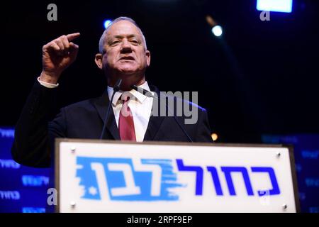 190918 -- TEL AVIV, 18. September 2019 -- der Vorsitzende der Blauen und Weißen Partei Benny Gantz hält eine Rede während einer Kundgebung mit Unterstützern in Tel Aviv, Israel, 17. September 2019. Der Hauptherausforderer des israelischen Premierministers Benjamin Netanyahu, Benny Gantz, sagte am Mittwochmorgen, dass es zu früh sei, einen Sieg bei den Parlamentswahlen zu verkünden, und forderte eine Einheitsregierung. Erste Ausstiegsumfragen, die von Israels drei wichtigsten Fernsehsendern veröffentlicht wurden, zeigten, dass Gantz's Mitte Blue and White Party bei der Abstimmung am Dienstag eine leichte Vorreiterrolle gegenüber Netanjahus rechter Likud-Partei hatte, was Netanjahus Chancen auf den Gewinn von A schadet Stockfoto