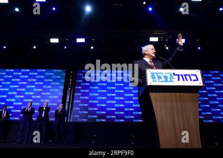 (190918) -- TEL AVIV, 18. September 2019 -- der Vorsitzende der Blauen und Weißen Partei Benny Gantz hält eine Rede während einer Kundgebung mit Unterstützern in Tel Aviv, Israel, 17. September 2019. Der Hauptherausforderer des israelischen Premierministers Benjamin Netanyahu, Benny Gantz, sagte am Mittwochmorgen, dass es zu früh sei, einen Sieg bei den Parlamentswahlen zu verkünden, und forderte eine Einheitsregierung. Erste Ausstiegsumfragen, die von Israels drei wichtigsten Fernsehsendern veröffentlicht wurden, zeigten, dass Gantz's Mitte Blue and White Party bei der Abstimmung am Dienstag einen leichten Vorsprung vor Netanjahus rechter Likud-Partei hatte, was Netanjahus Gewinnchancen schadet Stockfoto