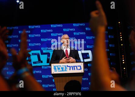 (190918) -- TEL AVIV, 18. September 2019 -- der Vorsitzende der Blauen und Weißen Partei Benny Gantz hält eine Rede während einer Kundgebung mit Unterstützern in Tel Aviv, Israel, 17. September 2019. Der Hauptherausforderer des israelischen Premierministers Benjamin Netanyahu, Benny Gantz, sagte am Mittwochmorgen, dass es zu früh sei, einen Sieg bei den Parlamentswahlen zu verkünden, und forderte eine Einheitsregierung. Erste Ausstiegsumfragen, die von Israels drei wichtigsten Fernsehsendern veröffentlicht wurden, zeigten, dass Gantz's Mitte Blue and White Party bei der Abstimmung am Dienstag einen leichten Vorsprung vor Netanjahus rechter Likud-Partei hatte, was Netanjahus Gewinnchancen schadet Stockfoto