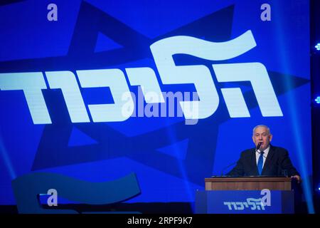 (190918) -- TEL AVIV, 18. September 2019 -- der israelische Premierminister Benjamin Netanjahu spricht am 18. September 2019 im Wahlkampfhauptquartier der Likud-Partei in Tel Aviv, Israel. Der israelische Premierminister Benjamin Netanjahu sagte am Mittwoch, dass er mit möglichen Koalitionspartnern Verhandlungen über die Bildung einer starken zionistischen Regierung im Anschluss an die hart umkämpften Wahlen aufnehmen werde. Die Ausstiegsumfragen zeigten, dass Netanjahus wichtigster Herausforderer, Benny Gantz, und seine Blaue und Weiße Partei bei den Parlamentswahlen am Dienstag einen leichten Vorsprung hatten. (JINI Via Xinhua) ISRAEL-TEL AVIV-ELECTION-NETANYAHU GUOYU PUBLICATIONxNOTxINxCHN Stockfoto