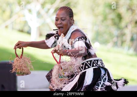 (190918) -- PEKING, 18. September 2019 -- Ein Trouper tritt während des Guinea Day auf der Pekinger Internationalen Gartenbauausstellung in Peking, Hauptstadt Chinas, 18. September 2019 auf. Der Guinea Day fand am Mittwoch auf der Internationalen Gartenbauausstellung in Peking statt. CHINA-PEKING-GARTENBAU EXPO-GUINEA DAY (CN) JUXHUANZONG PUBLICATIONXNOTXINXCHN Stockfoto