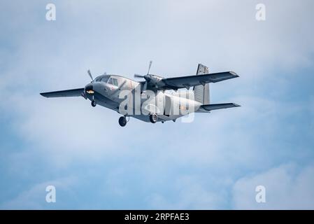 CASA c-212 Aviocar der spanischen Luftwaffe, für den Fallschirmspringer am Tag der Streitkräfte in Motril. Stockfoto