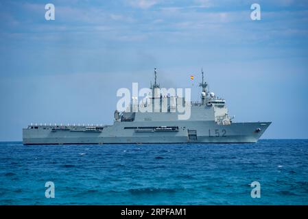 Das amphibische Angriffsschiff Castilla, L 52, pariert vor der Küste von Motril zum Tag der Streitkräfte. Stockfoto