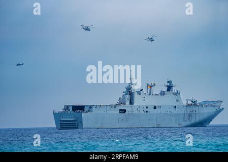 Das amphibische Angriffsschiff Juan Carlos I, L 61, der spanischen Marine, pariert vor der Küste von Motril zum Tag der Streitkräfte. Stockfoto