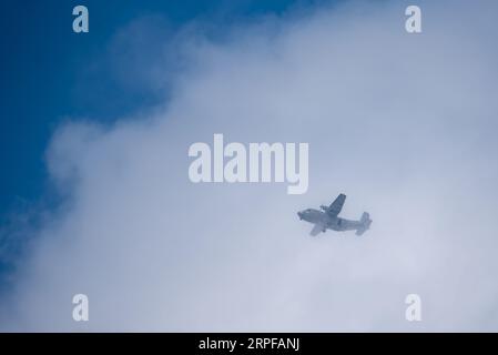 CASA c-212 Aviocar der spanischen Luftwaffe, für den Fallschirmspringer am Tag der Streitkräfte in Motril. Stockfoto