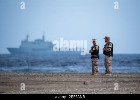 Marine-Polizei der spanischen Marine vor einem Schiff, das zum Tag der Streitkräfte in Motril im Überwachungsdienst ist. Stockfoto