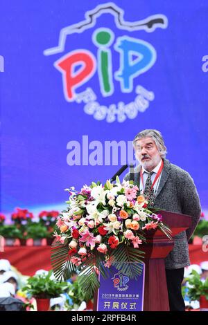 190919 -- PINGYAO, 19. September 2019 -- der russische Fotograf Vladimir Vyatkin hält eine Rede bei der Eröffnungszeremonie des 19. Pingyao Internationalen Fotofestivals PIP in der antiken Stadt Pingyao in Jinzhong, Provinz Shanxi in Nordchina, 19. September 2019. Mehr als 4.000 Fotografen aus 31 Ländern und Regionen werden vom 19. Bis 25. September an dem Pingyao International Photography Festival PIP teilnehmen, bei dem über 12.000 Kunstwerke aus der ganzen Welt zu sehen sind. Das 2001 ins Leben gerufene jährliche PIP-Festival findet seit 19 Jahren statt. Förderung von Vielfalt, Internationalität und Professionalität, Stockfoto