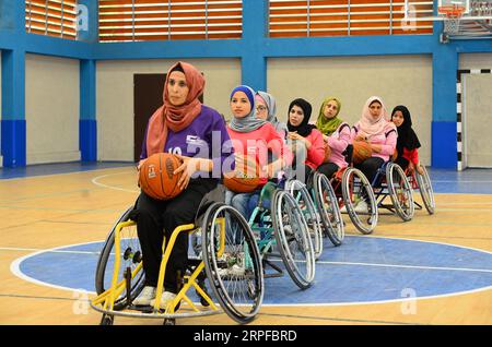 190920 -- PEKING, 20. September 2019 -- palästinensische behinderte Frauen nehmen an einem Rollstuhl-Basketballtraining in der Al-Salam Sporthalle in Gaza-Stadt, 19. September 2019, Teil. Rizek Abdeljawad XINHUA FOTOS DES TAGES Guoyu PUBLICATIONxNOTxINxCHN Stockfoto