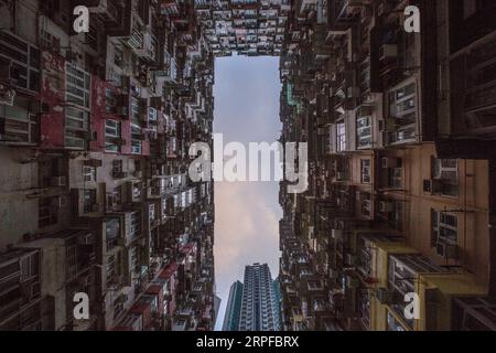 190920 -- PEKING, 20. September 2019 -- Foto aufgenommen am 18. September 2019 zeigt Wohnhäuser in Quarry Bay, südchinesisches Hongkong. XINHUA FOTOS DES TAGES LuxYe PUBLICATIONxNOTxINxCHN Stockfoto
