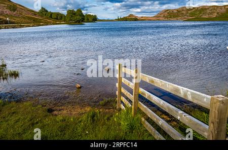 Loch Tarff liegt in den Hügeln oberhalb des südlichen Endes von Loch Ness in den Scottish Highlands. Stockfoto