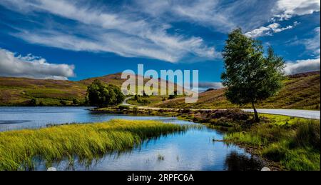 Loch Tarff liegt in den Hügeln oberhalb des südlichen Endes von Loch Ness in den Scottish Highlands. Stockfoto