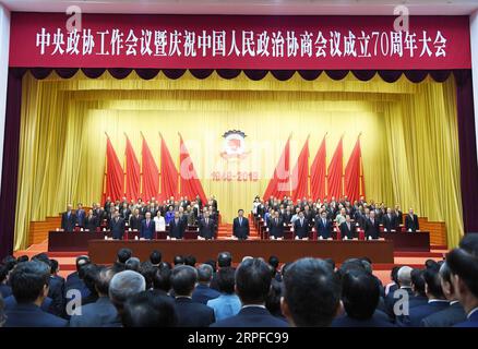 190920 -- PEKING, 20. September 2019 -- der chinesische Präsident Xi Jinping, ebenfalls Generalsekretär des Zentralkomitees der Kommunistischen Partei Chinas und Vorsitzender der Zentralen Militärkommission, und Mitglieder des Ständigen Ausschusses des Politischen Büros des ZK-Zentralkomitees Li Keqiang, Wang Yang, Wang Huning, Zhao Leji und Han Zheng sowie Vizepräsident Wang Qishan nehmen an der Zentralkonferenz über die Arbeit der politischen Konsultativkonferenz des chinesischen Volkes auf der CPPCC Teil; das ist auch der 70. Jahrestag des CPPCC in Peking, der Hauptstadt Chinas, am 20. September 2019. CHINA-PEKING-XI Stockfoto