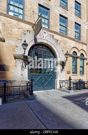 Upper West Side: Wahrzeichen Claremont Stables, eine ehemalige Reitschule, ist heute die Stephan Caynor School in der 173 West 89th Street. Stockfoto