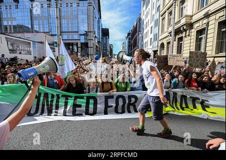 190921 -- PEKING, 21. September 2019 -- Menschen nehmen an einem märz Teil, der zu Maßnahmen gegen den Klimawandel aufruft, in Brüssel, Belgien, 20. September 2019. Foto von /Xinhua XINHUA FOTOS DES TAGES RiccardoxPareggiani PUBLICATIONxNOTxINxCHN Stockfoto