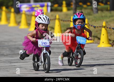 190921 -- PEKING, 21. September 2019 -- Kinder auf ihren Balance-Bikes treten vor der vierten Etappe der 10. Tour des Poyang Sees in Xinyu, Ostchinesische Provinz Jiangxi, 20. September 2019 an. XINHUA FOTOS DES TAGES WanxXiang PUBLICATIONxNOTxINxCHN Stockfoto