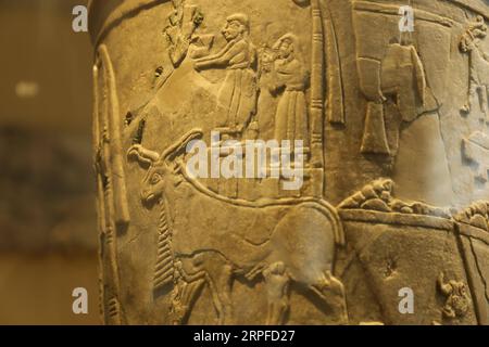 Irak, Ausstellung im Nationalmuseum in Bagdad 190921 -- BAGDAD, 21. September 2019 -- Foto aufgenommen am 19. September 2019 zeigt antike rituelle Reliefs auf einem Artefakt im irakischen Nationalmuseum in Bagdad, der Hauptstadt des Irak. IRAK-BAGDAD-NATIONALMUSEUM-SCHÄTZE ZhangxMiao PUBLICATIONxNOTxINxCHN Stockfoto