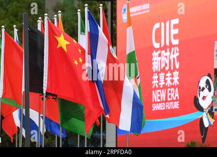 190921 -- PEKING, 21. Sept. 2019 -- Foto aufgenommen am 5. Nov. 2018 zeigt Flaggen auf dem Veranstaltungsort der ersten China International Import Expo CIIE in Shanghai, Ostchina. Xinhua Schlagzeilen: China, ASEAN verbindet Ernteernte mit gemeinsamer Vision LixHe PUBLICATIONxNOTxINxCHN Stockfoto