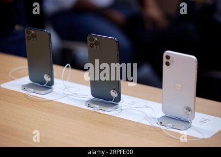 190922 -- NEW YORK, 22. September 2019 -- Foto aufgenommen am 21. September 2019 zeigt das iPhone 11, iPhone 11 Pro Max und iPhone 11 Pro R to L in einem Apple Store in New York, USA. Das iPhone 11, das iPhone 11 Pro und das iPhone 11 Pro Max wurden am Freitag in den USA verkauft. U.S.-NEW YORK-APPLE-NEW IPHONE LIXMUZI PUBLICATIONXNOTXINXCHN Stockfoto