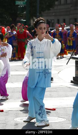 190922 -- NEW YORK, 22. September 2019 Xinhua -- Eine Frau nimmt an einer chinesischen Kostümshow in New York, USA, am 21. September 2019 Teil. Foto von Gu Xingnan/Xinhua US-NEW YORK-CHINESISCHE KOSTÜMSHOW PUBLICATIONxNOTxINxCHN Stockfoto