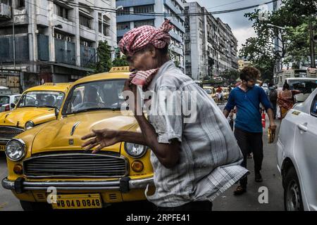 190922 -- KOLKATA, 22. September 2019 Xinhua -- Pendler gehen durch stürmischen Wind, als sich am 21. September 2019 in Kalkutta, Indien, starker Regen nähert. In den letzten Monaten wurden in Indien 1.422 Menschen durch Regen und Überschwemmungen in verschiedenen bundesstaaten des Landes getötet, darunter Kerala, Maharashtra, Bihar und Madhya Pradesh. Xinhua/Tumpa Mondal INDIA-KOLKATA-MONSOON RAIN PUBLICATIONxNOTxINxCHN Stockfoto