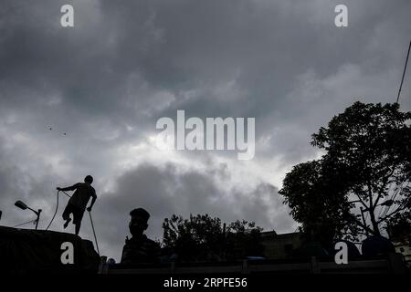 190922 -- KOLKATA, 22. September 2019 Xinhua -- Menschen arbeiten unter schweren Monsunwolken, als sich am 21. September 2019 in Kalkutta, Indien, starker Regen nähert. In den letzten Monaten wurden in Indien 1.422 Menschen durch Regen und Überschwemmungen in verschiedenen bundesstaaten des Landes getötet, darunter Kerala, Maharashtra, Bihar und Madhya Pradesh. Xinhua/Tumpa Mondal INDIA-KOLKATA-MONSOON RAIN PUBLICATIONxNOTxINxCHN Stockfoto