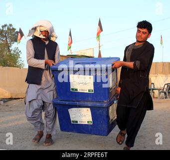 190922 -- KANDAHAR, 22. September 2019 -- Mitarbeiter der Afghan Independent Election CommissionIEC tragen Wahlurnen in Kandahar, Afghanistan, 21. September 2019. Das Land bereitet sich auf die bevorstehenden Präsidentschaftswahlen vor, die für September 28 geplant sind. Foto von /Xinhua AFGHANISTAN-KANDAHAR-WAHLVORBEREITUNGEN SanaullahxSeiam PUBLICATIONxNOTxINxCHN Stockfoto