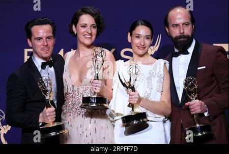 190923 -- LOS ANGELES, 23. September 2019 -- Cast Members of fleabag posieren mit dem Preis für herausragende Comedy-Serie während der 71. Primetime Emmy Awards in Los Angeles, USA, 22. September 2019. U.S.-LOS ANGELES-EMMY ZEICHNET LixYing PUBLICATIONxNOTxINxCHN AUS Stockfoto