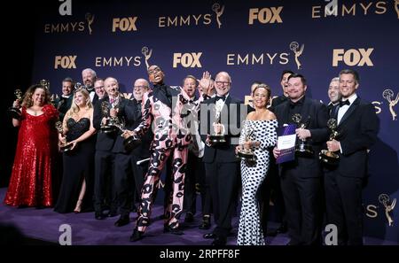 190923 -- LOS ANGELES, 23. September 2019 -- Cast-Mitglieder von RuPaul s Drag Race posieren mit dem Award for Outstanding Competition Programm während der 71. Primetime Emmy Awards in Los Angeles, USA, 22. September 2019. U.S.-LOS ANGELES-EMMY ZEICHNET LixYing PUBLICATIONxNOTxINxCHN AUS Stockfoto