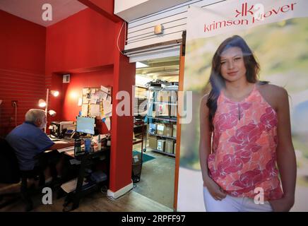 190923 -- PEKING, 23. September 2019 -- Ein Designer arbeitet bei Krimson Klover in Boulder, Colorado, USA, 12. September 2019. Xinhua Schlagzeilen: US-Outdoor-Industrie befürchtet, dass der Winter vor Handelsspannungen steht LixYing PUBLICATIONxNOTxINxCHN Stockfoto