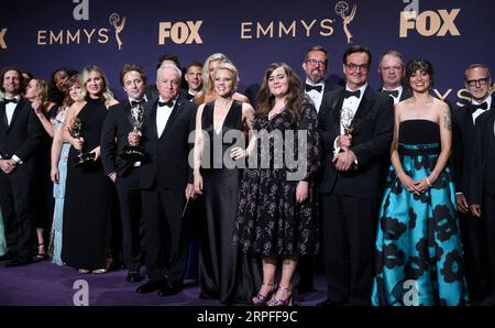 190923 -- LOS ANGELES, 23. September 2019 -- Cast-Mitglieder von Saturday Night Live posieren mit dem Award für herausragende Varieté-Sketchserien während der 71. Primetime Emmy Awards in Los Angeles, USA, 22. September 2019. U.S.-LOS ANGELES-EMMY ZEICHNET LixYing PUBLICATIONxNOTxINxCHN AUS Stockfoto
