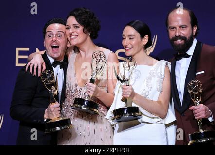 190923 -- LOS ANGELES, 23. September 2019 -- Cast Members of fleabag posieren mit dem Preis für herausragende Comedy-Serie während der 71. Primetime Emmy Awards in Los Angeles, USA, 22. September 2019. U.S.-LOS ANGELES-EMMY ZEICHNET LixYing PUBLICATIONxNOTxINxCHN AUS Stockfoto