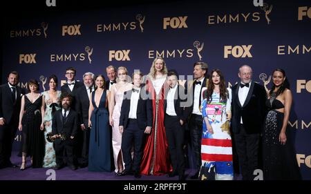 190923 -- LOS ANGELES, 23. September 2019 -- Cast Members of Game of Thrones posieren mit dem Preis für herausragende Dramaserien während der 71. Primetime Emmy Awards in Los Angeles, USA, 22. September 2019. U.S.-LOS ANGELES-EMMY ZEICHNET LixYing PUBLICATIONxNOTxINxCHN AUS Stockfoto