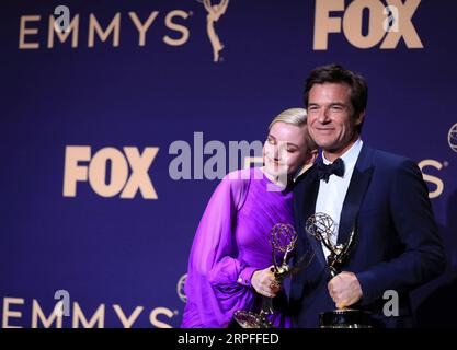 190923 -- LOS ANGELES, 23. September 2019 -- Schauspielerin Julia Garner, Gewinnerin des Preises für herausragende Nebendarstellerin in einer Dramaserie für Ozark, und Regisseur Jason Bateman, Gewinner des Preises für herausragende Regie für eine Drama-Serie für Ozark, posiert während der 71. Primetime Emmy Awards in Los Angeles, USA, 22. September 2019. U.S.-LOS ANGELES-EMMY ZEICHNET LixYing PUBLICATIONxNOTxINxCHN AUS Stockfoto