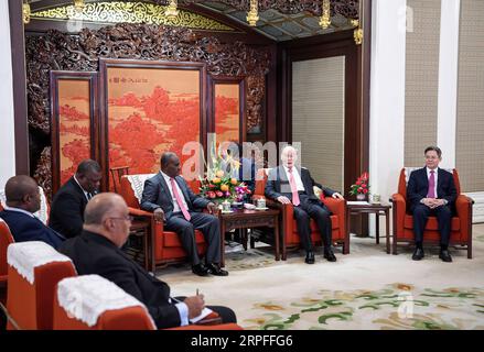 190923 -- PEKING, 23. September 2019 -- der chinesische Vizepräsident Wang Qishan trifft sich mit dem salomonischen Außenminister Jeremiah Manele in Peking, der Hauptstadt Chinas, am 23. September 2019. CHINA-BEIJING-WANG QISHAN-MEETING CN ZHANGXLING PUBLICATIONXNOTXINXCHN Stockfoto