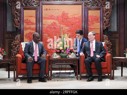 190923 -- PEKING, 23. September 2019 -- der chinesische Vizepräsident Wang Qishan trifft sich mit dem salomonischen Außenminister Jeremiah Manele in Peking, der Hauptstadt Chinas, am 23. September 2019. CHINA-BEIJING-WANG QISHAN-MEETING CN ZHANGXLING PUBLICATIONXNOTXINXCHN Stockfoto